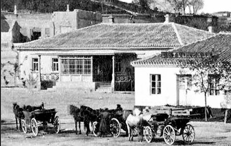 Дом Меккензи на фото слева. Во время визита в Крым в нем жила екатерина Великая. Сейчас на этом месте городская доска почета