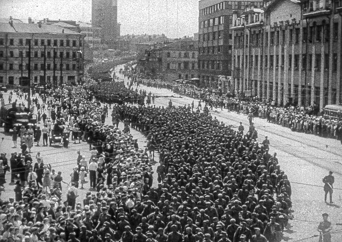 Парад побежденных. Парад пленных немцев в Москве 1944. Парад военнопленных в Москве 1944. Марш пленных немцев по Москве в 1944. 17 Июля 1944 парад военнопленных в Москве.