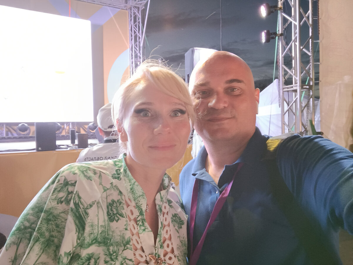 Автор канала "Вежливый Борт" и Ирина Зарипова на конкурсе "Лучший водитель такси России" в Чебоксарах. 2023 год