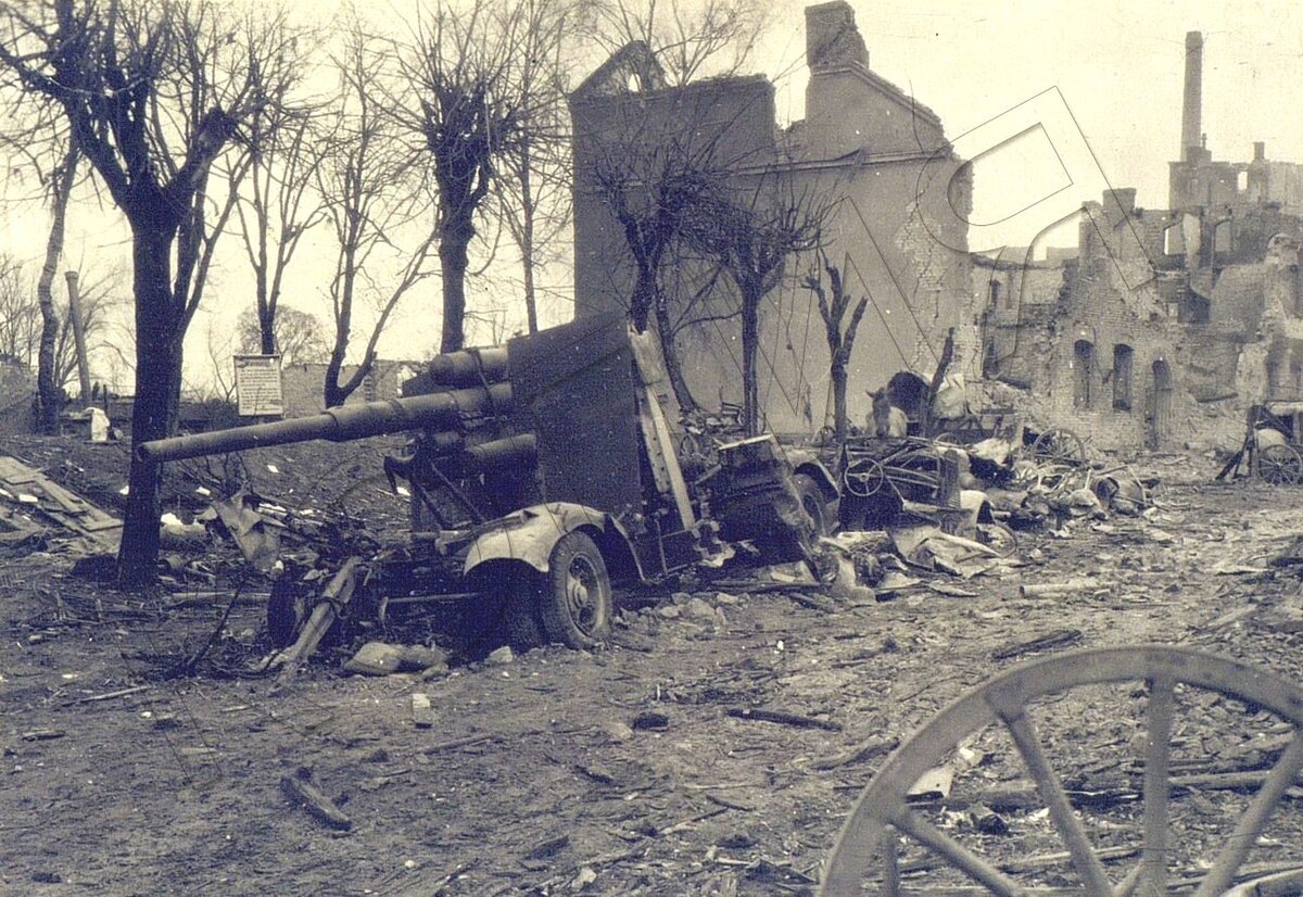 Пиллау в 1945 году (источник фото: https://fs3.fotoload.ru/f/0219/1550408393/c6963b0814.jpg)