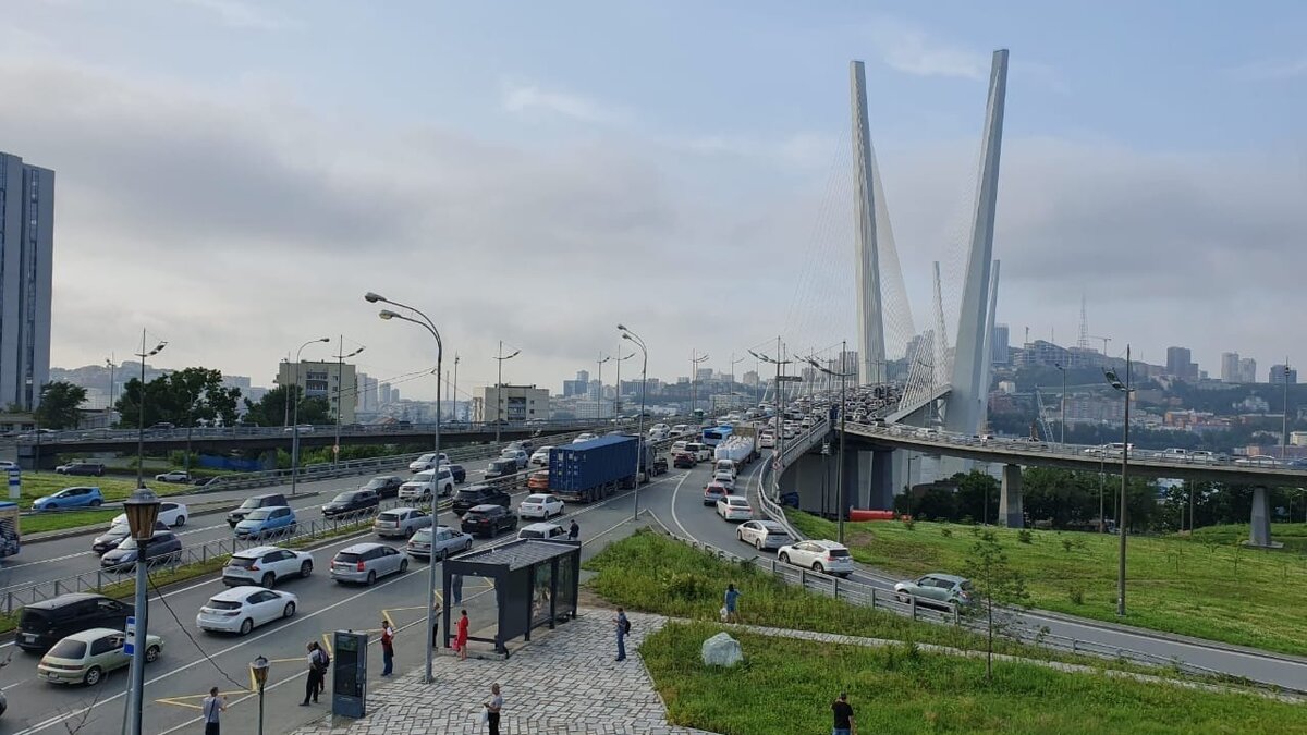     Деятельность депутатов Думы Владивостока не ограничивается нормотворческой деятельностью. Большое внимание народные избранники уделяют работе с избирателями, молодежью и общественными объединениями. Благодаря такой активности, консолидации с населением в городе удается реализовать различные проекты.