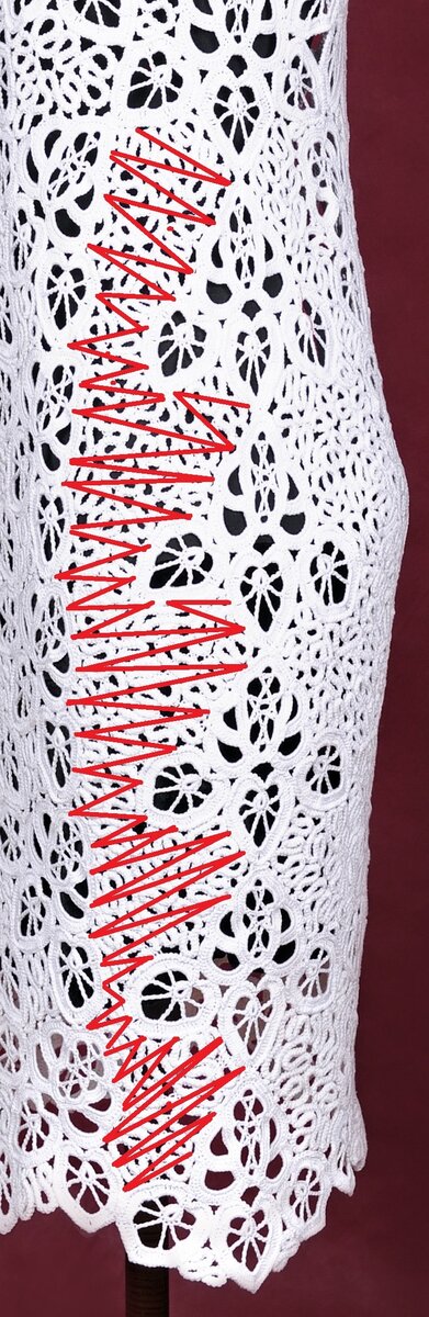 Красной линией нарисована шнуровка