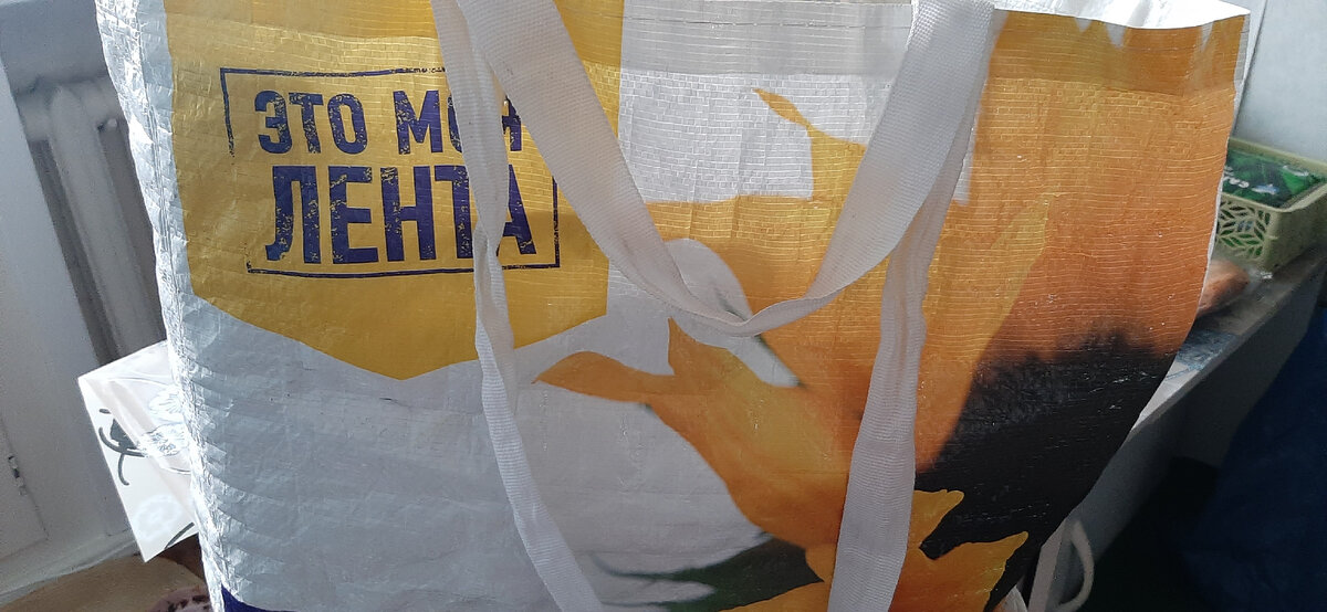 Это кухня, за многие годы "скитаний " по разным направлениям я нашла для себя удобный вариант перевозки и хранения кухонного скарба.