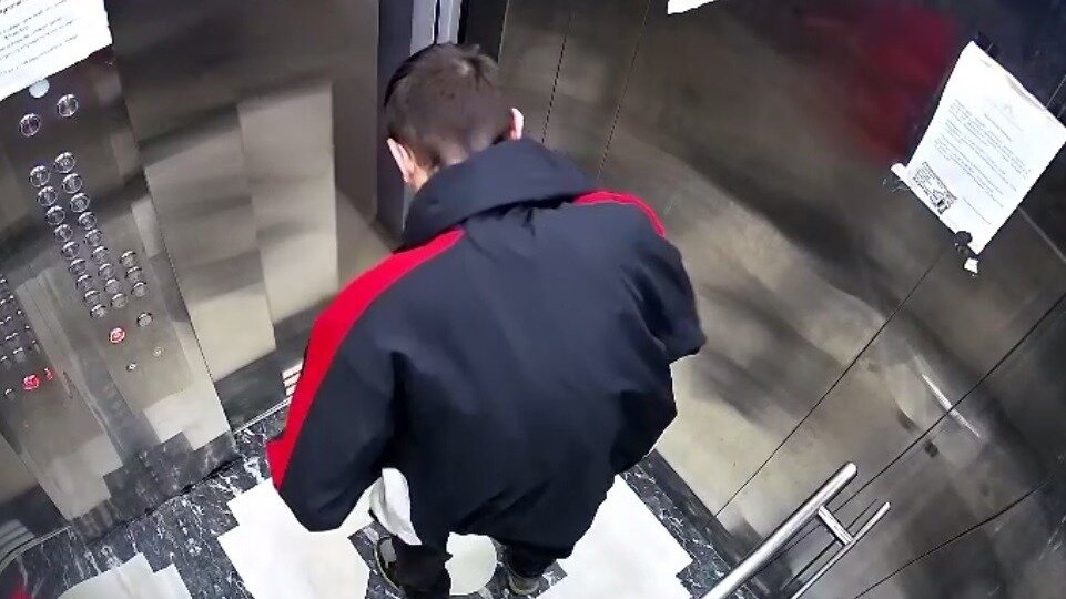     Мужчина из Владивостока сделал свои «грязные дела» прямо в одном из городских лифтов. Его «подвиг» попал на видео и быстро стал достоянием общественности.