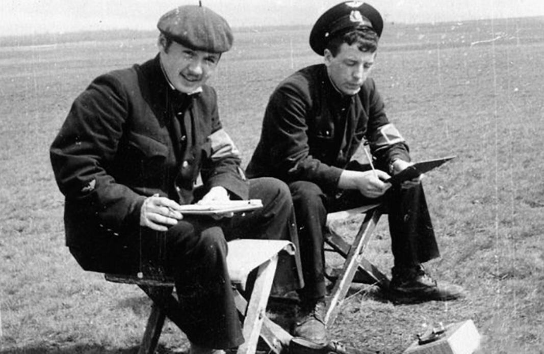 Андрей Евстафьевич (слева) и мой отец - курсанты на полетах в Бугурусланском летном училище