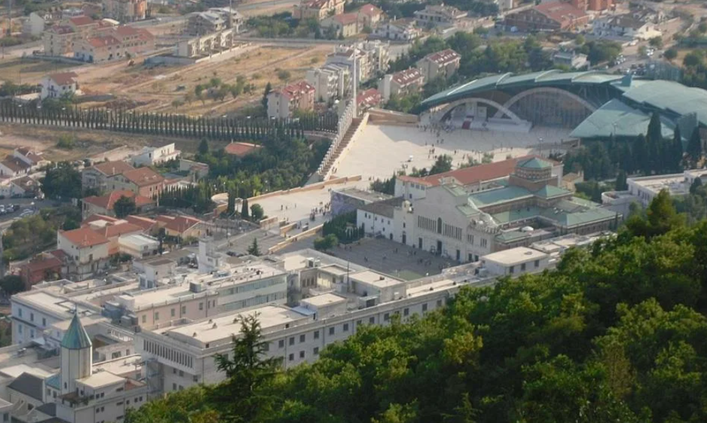 Монастырь Сан-Джованни-Ротондо.Источник: https://www.booking.com/hotel/it/casapaceebene.ru.html