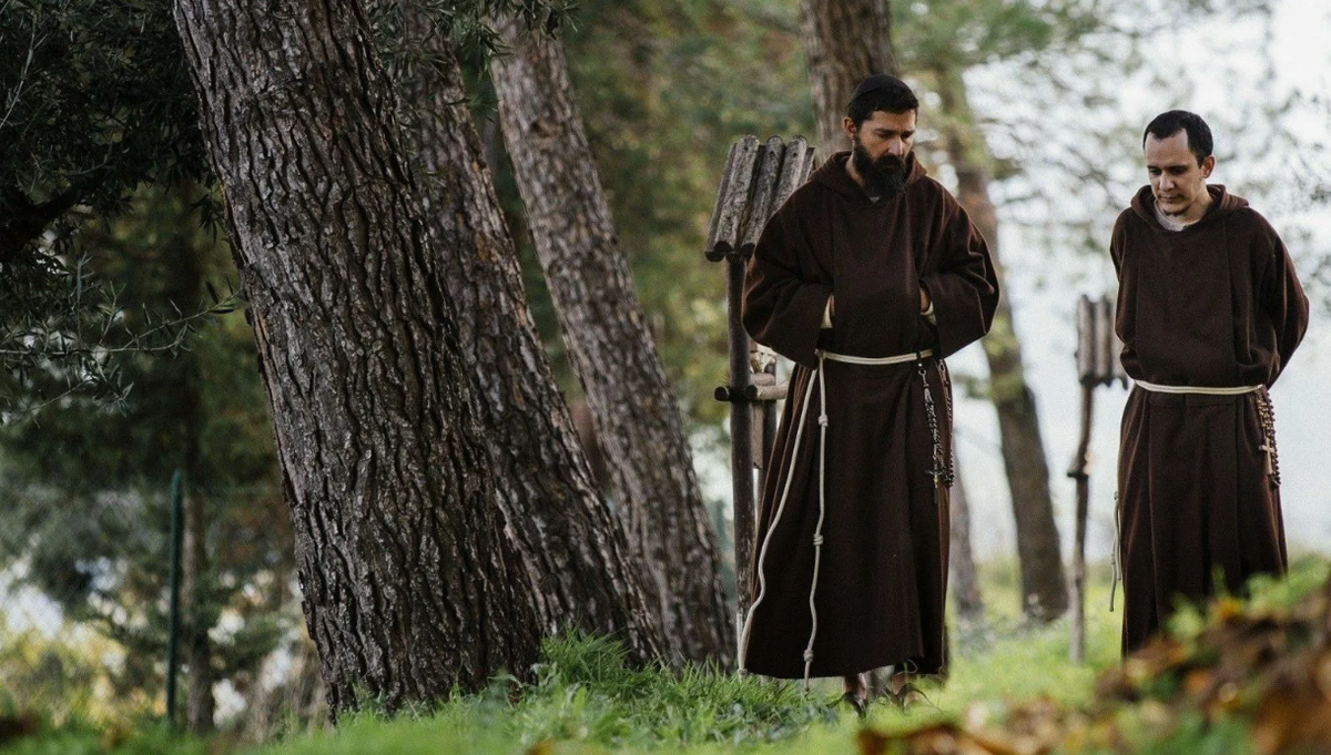 Кадр из фильма «Молодой папа» (2022)