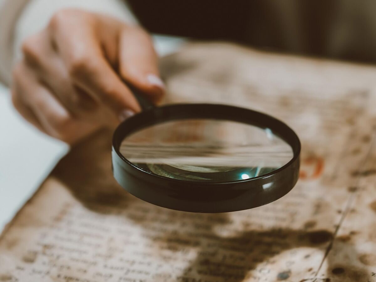    Изучение старинного текста© iStock.com / Kristina Kokhanova