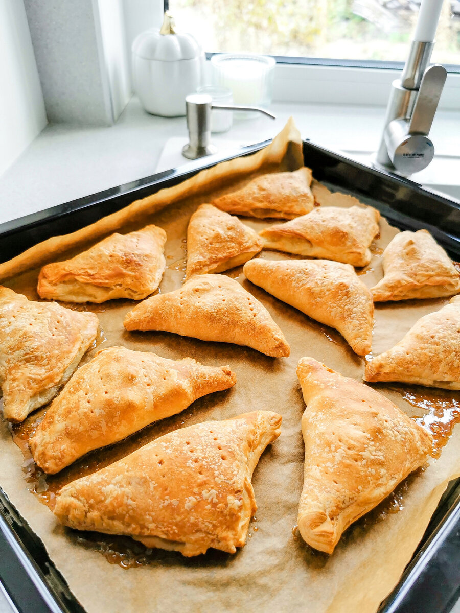 Слойки с яблоком 