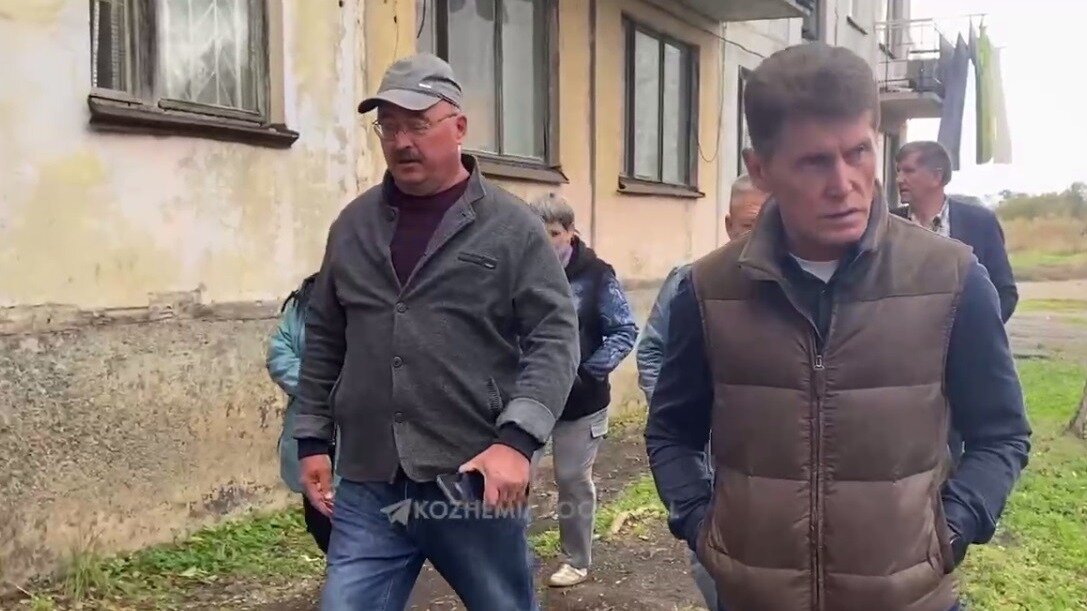     Глава Приморского края Олег Кожемяко посетил военный городок Филино в Дальнереченском городском округе. Он приехал пообщаться с местными жителями, а также проследить за ходом работ по капитальному ремонту крыш.