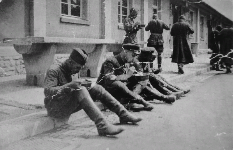 Пленные командиры РККА принимают пищу. Фото взято из открытых источников