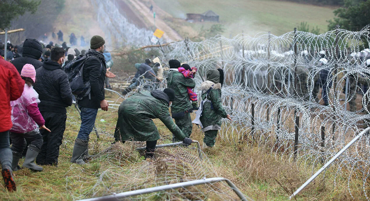 Польша отгородилась от мигрантов рядами колючей проволоки (фото с сайта worldandwe.com)