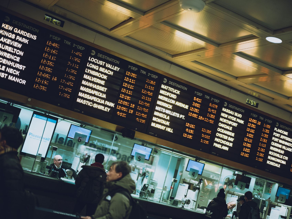 Шарджи табло. Аэропорт Шарджа departure. Абу Даби аэропорт макдональдс. Постер аэропорт табло. Выход из аэропорта.