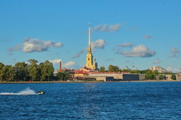 Петропавловская крепость - одна из визитных карточек Петербурга. Фото: Арсений Борисов