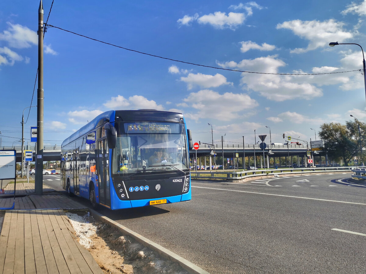 Электробус 430422 КамАЗ-6282 на маршруте № 555 у метро "Физтех". Долгопрудненское шоссе.