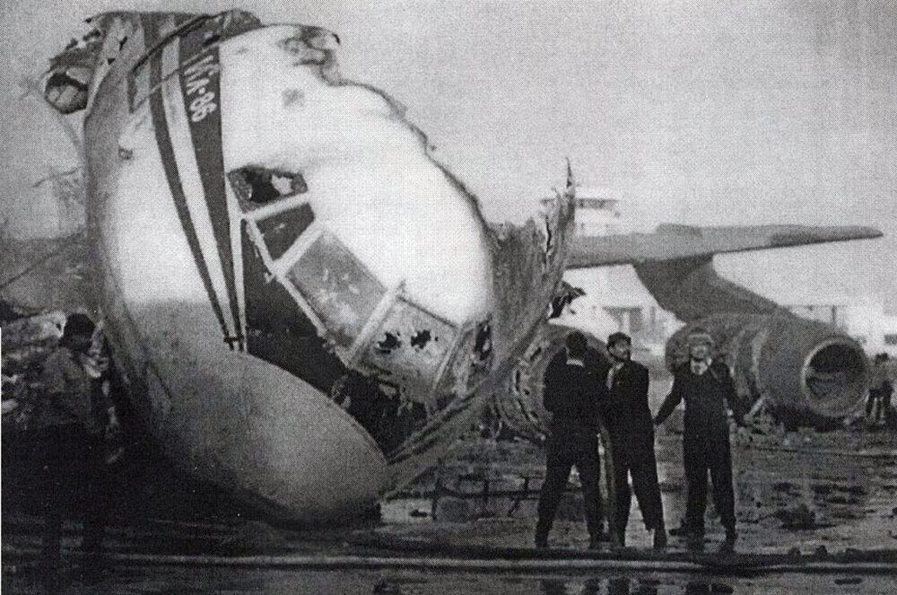 Из открытых источников. Утром 8 марта 1994 года мы прошли мимо этого самолёта и представитель компании в Дели сообщил, что самолёт из Сингапура неисправен и его ремонтируют. А уже вечером увидели это.