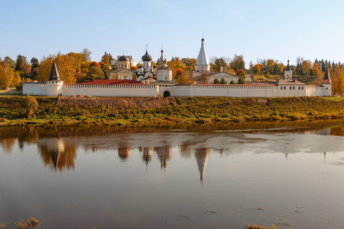 Спасо Успенский монастырь в Старице 
