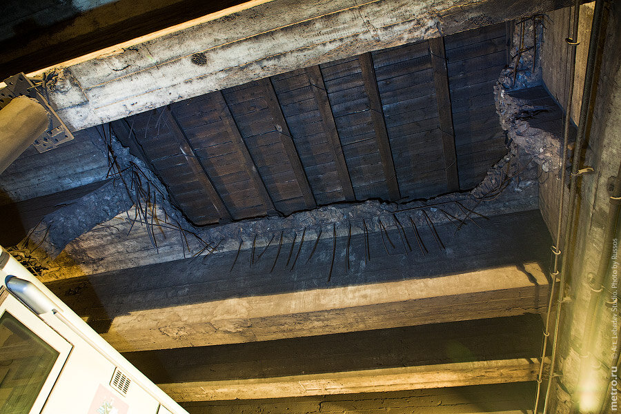 Так выглядит пробоина от немецкой авиабомбы в наши дни. Автор фото - Russos