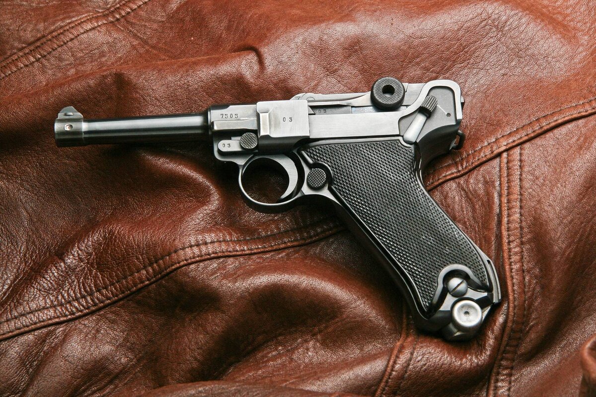 Luger P08: Luger P08, также известный как Parabellum, был немецким самозарядным пистолетом, который широко использовался во время Второй мировой войны. Он был разработан в начале 20-го века и имел характерную форму с откидывающимся затвором. Luger P08 стрелял патронами калибра 9 мм и имел магазин на восемь патронов. 
