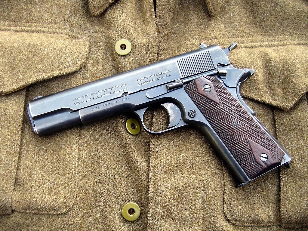 Colt M1911: Colt M1911 был основным пистолетом американских вооруженных сил во время Второй мировой войны. Этот самозарядный пистолет разработан Джоном Мозесом Браунингом и имел калибр .45 ACP. Colt M1911 был надежным и мощным оружием с магазином на семь патронов.