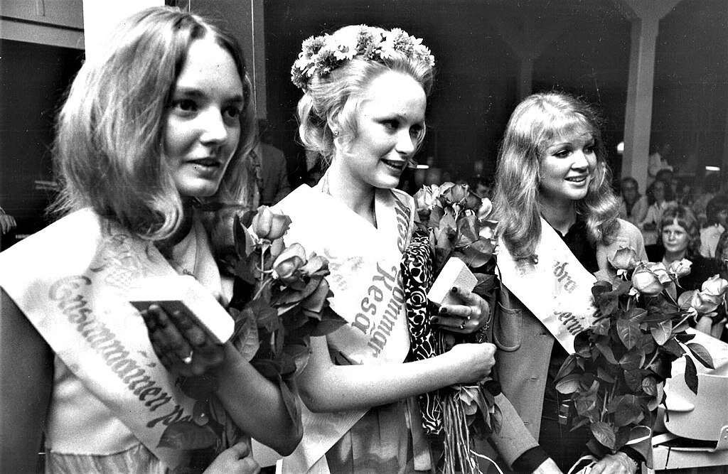 На этом фото 1972 года Хейни в центре, тут она ещё школьница. https://upload.wikimedia.org/wikipedia/commons/thumb/b/b0/Heini-Wathen-1972.jpg/1024px-Heini-Wathen-1972.jpg