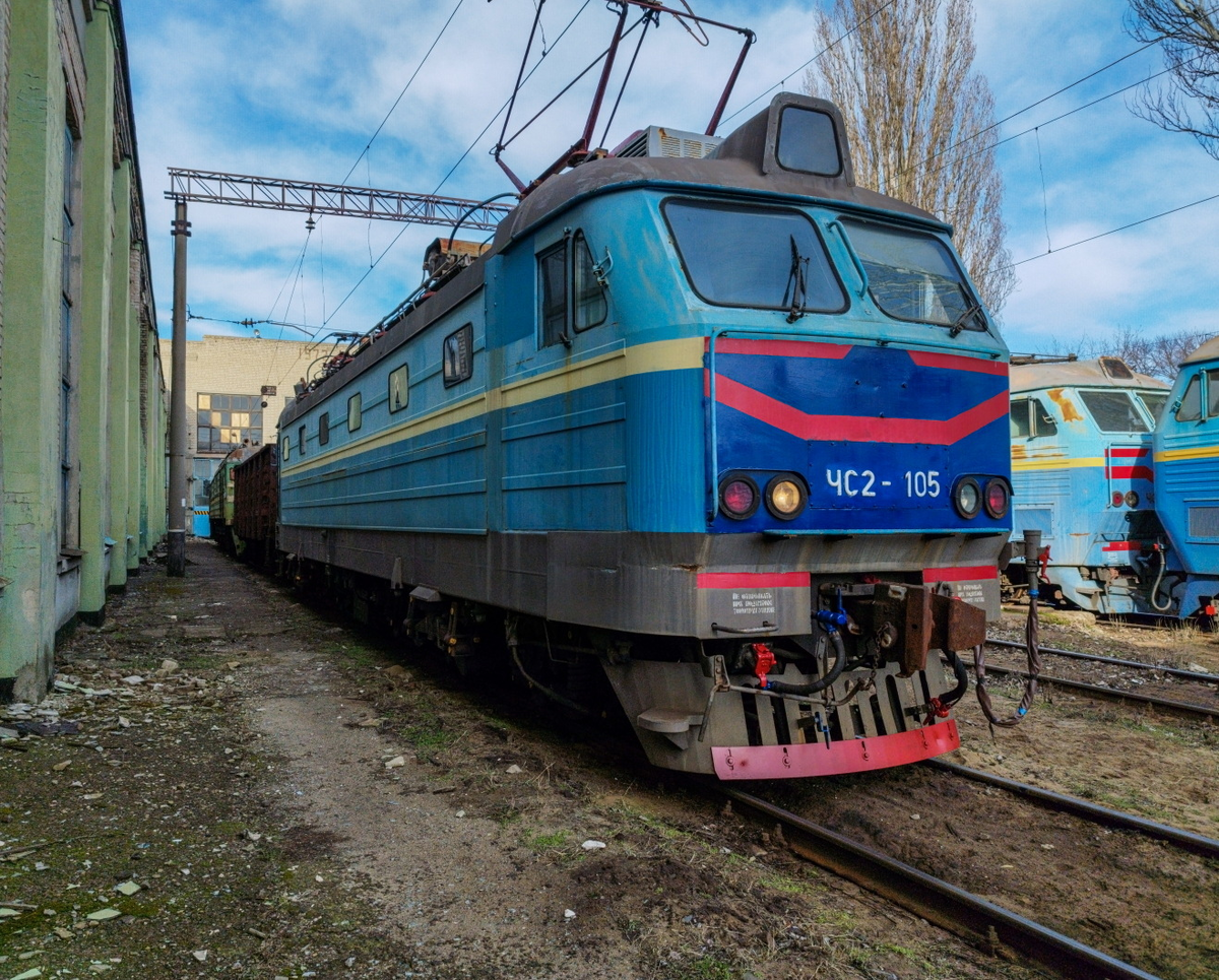 Электровоз ЧС2-105 в депо Мелитополь, февраль 2023 года, источник https://railgallery.ru/photo/213731/, фото Activator2345 