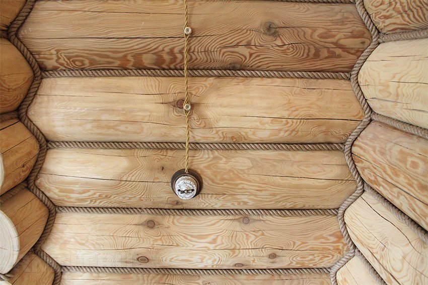 Монтаж открытой проводки в деревянном доме