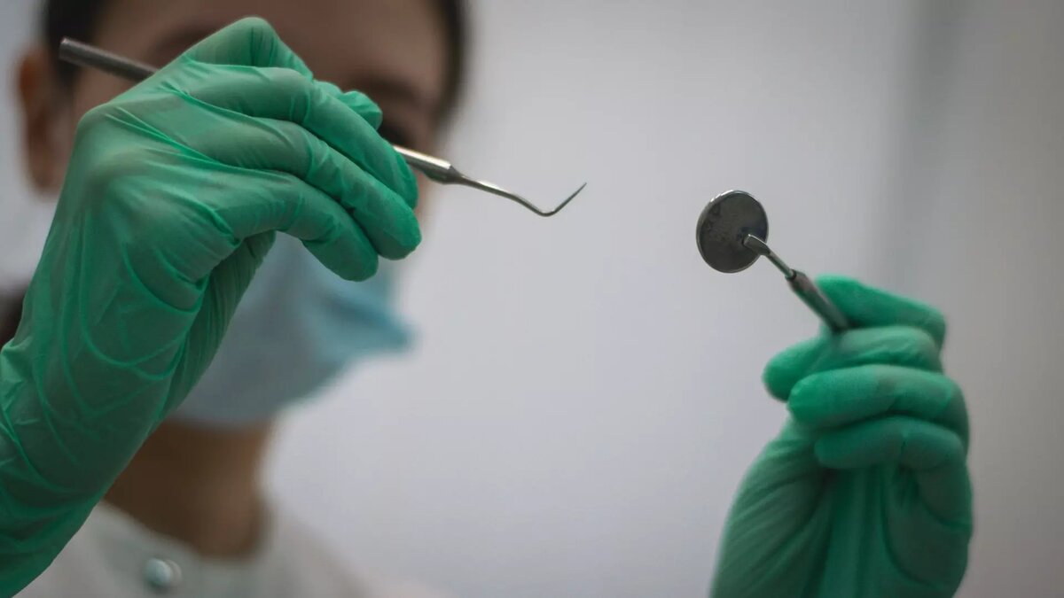     Заработная плата врача-терапевта в частной стоматологической клинике в Ижевске может достигать 250 тысяч рублей, что является причиной массового ухода врачей из государственных поликлиник. Об этом корреспонденту Udm-info на условиях анонимности рассказал врач одной из частных клиник.