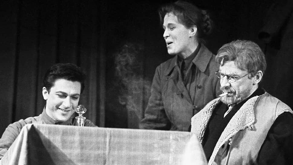    Первым спектаклем на сцене «Современника» был «Вечно живые», поставленный по пьесе Виктора Розова    
На фото слева направо: Игорь Кваша, Лилия Толмачева, Олег Ефремов