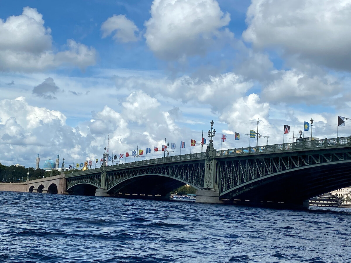 Фото автора: Троицкий мост украшенный флагами к дню ВМФ.