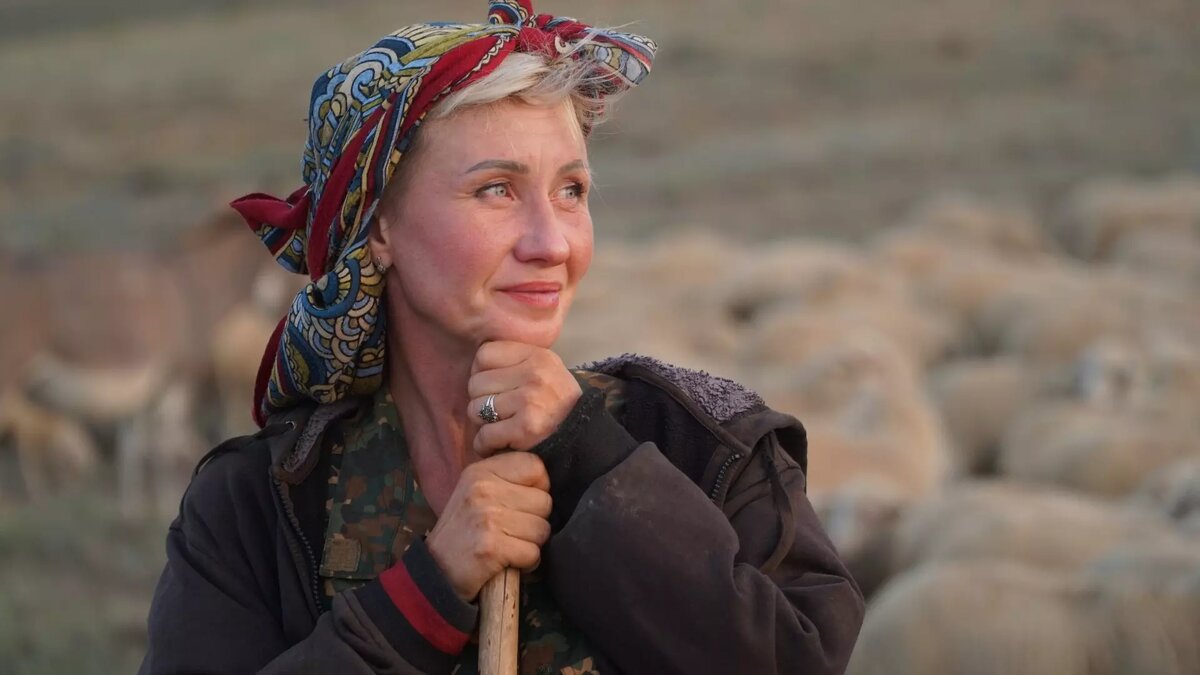    Женщина попробовала себя в роли чабана во время перегона скота, сообщает Минсельхоз Дагестана.