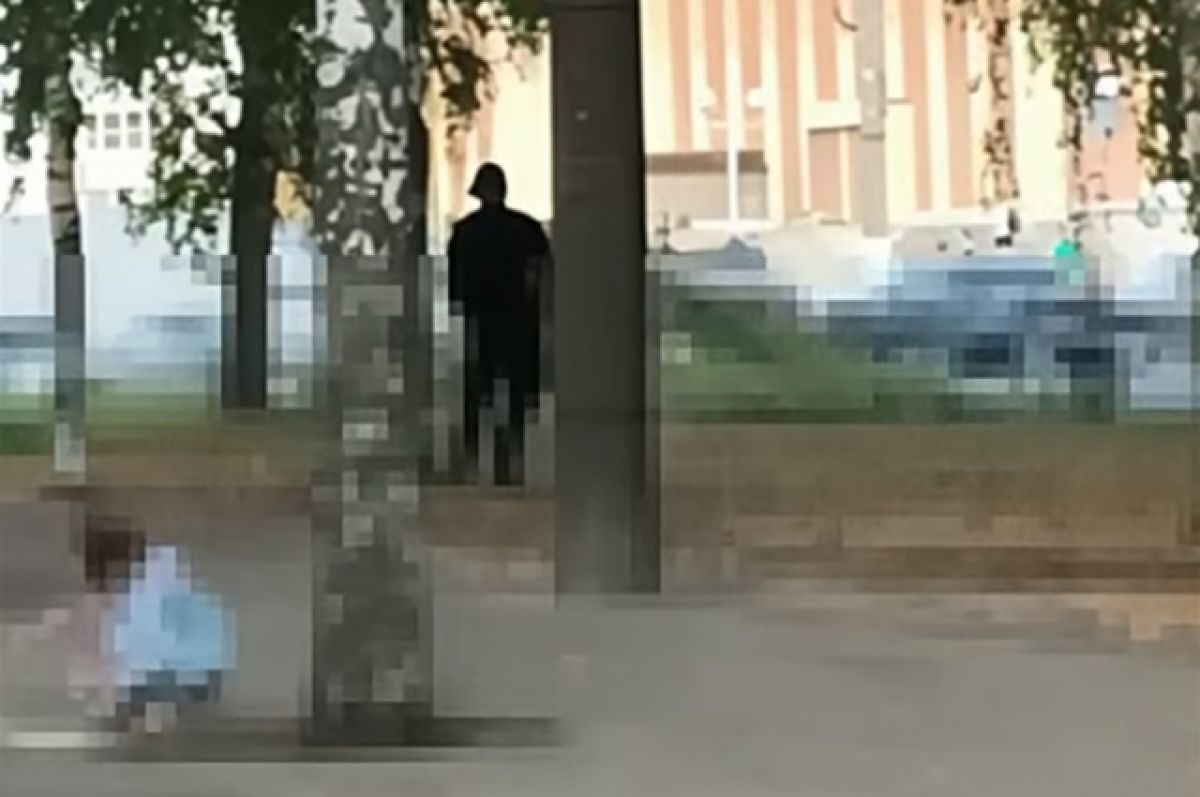    Полицейские проверяют мужчину, который странно вёл себя возле детей в Твери