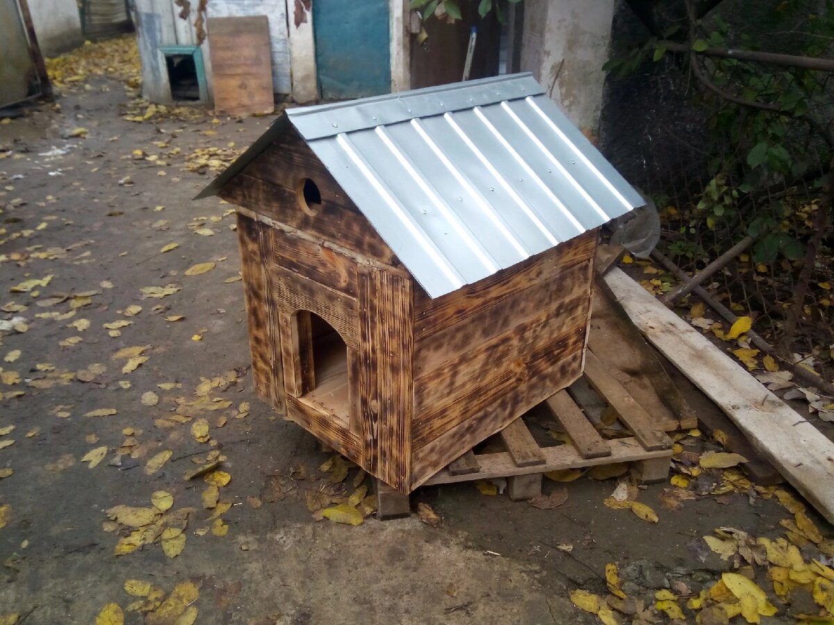 Будка утепленная с двойным дном и чердаком выполнена под заказ. Из разобранных поддонов. 