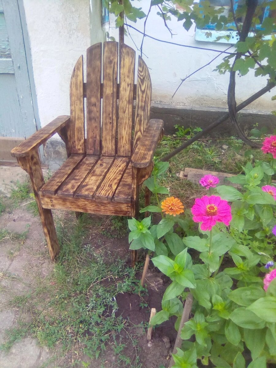  Кресло собрано из доски с поддонов. 