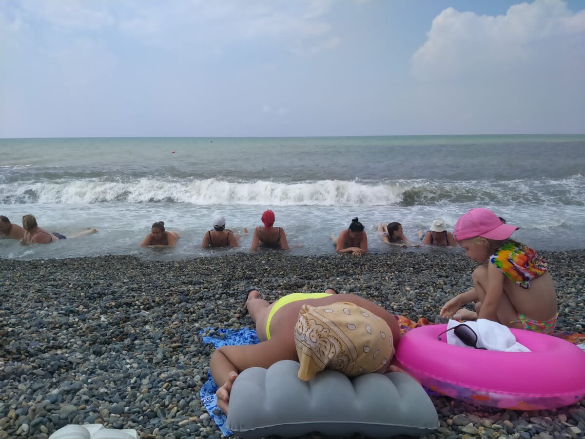 В мой визит в Сочи в позапрошлом году тоже был шторм и люди лежали, ногами касаясь воды. Купаться  никто не рисковал 