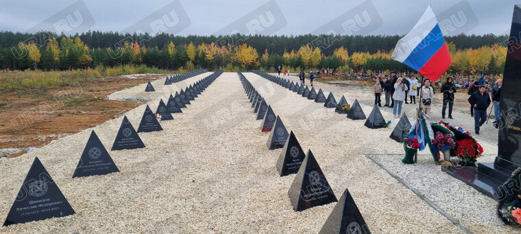    На Аллее славе погибшим бойцам ЧВК установили памятники в виде противотанковых заграждений