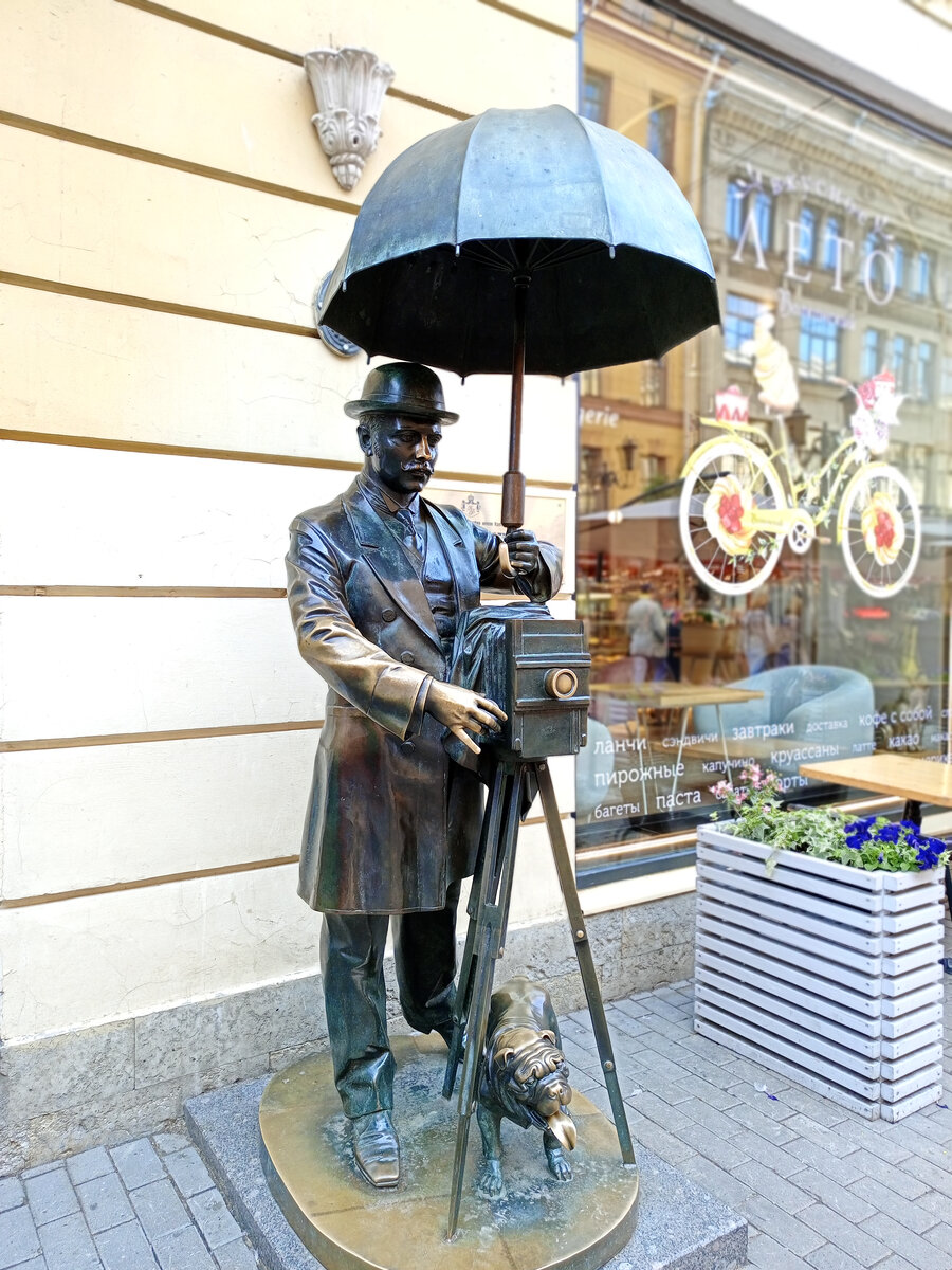 Памятник фотографу