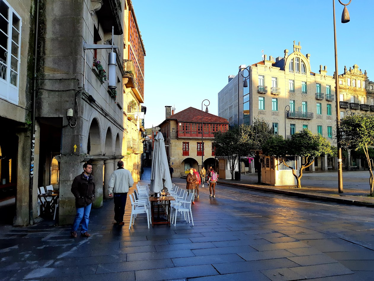 Понтеведра. Городская площадь утром.