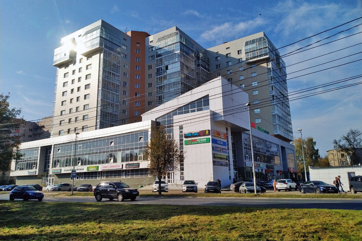 Архитектурная доминанта улицы Конева рядом с остановкой "Политехнический университет", на которой я вышел, чтобы дойти до 4-й горбольницы.