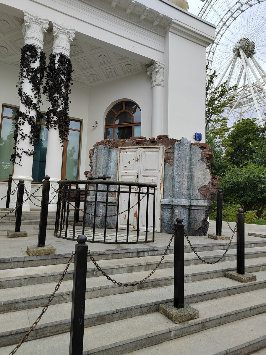 Москва. ВДНХ. Если ты считаешь, что заплутала в темноте, помни, что утро настанет, и всё обретет новую, нужную тебе форму.  Всё, что кажется умершим, на самом деле меняет сейчас форму... превращаясь в нечто еще более чудесное и важное, чем было раньше.