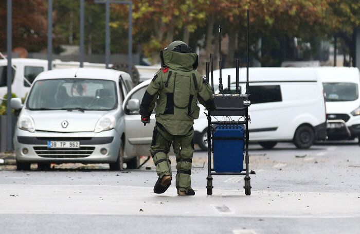    Работа саперов на месте происшествия.Cagla Gurdogan/Reuters
