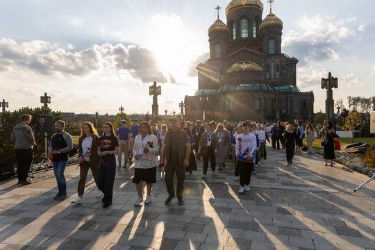    Гости из новых регионов и активисты развернули стометровый флаг в Подмосковье