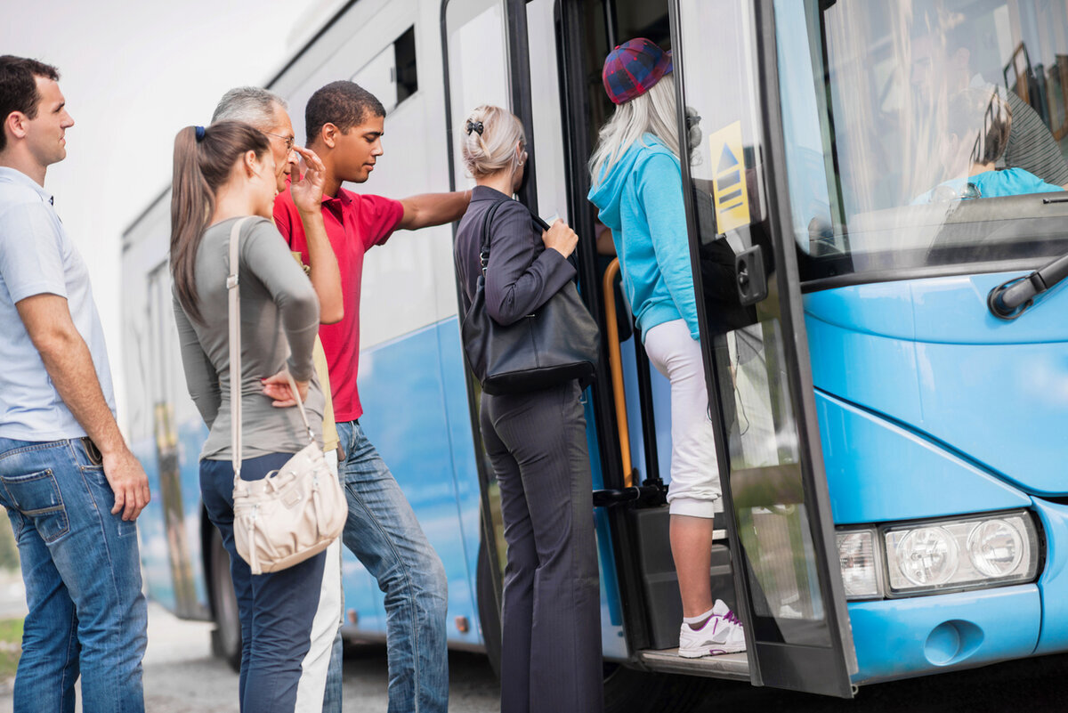 Право городской транспорт. Люди в транспорте. Пассажиры в автобусе. Пассажиры общественного транспорта. Люди заходят в автобус.