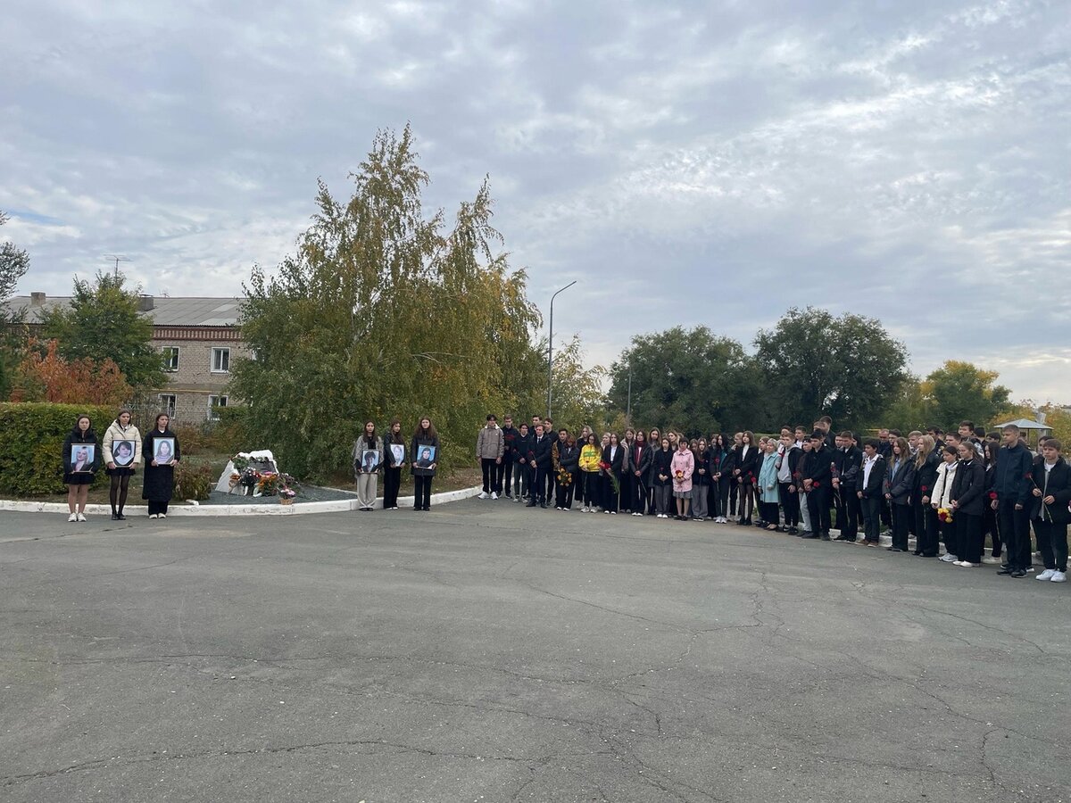  📷    15 лет после трагедии. В Беляевском районе вспоминают погибших при обрушении школы Андрей Севостьянов