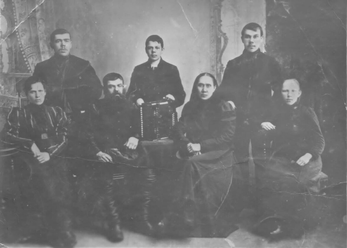 По центру Анна Васильевна, в девичестве Маркова, с мужем Федором Михайловичем Ташлаковым