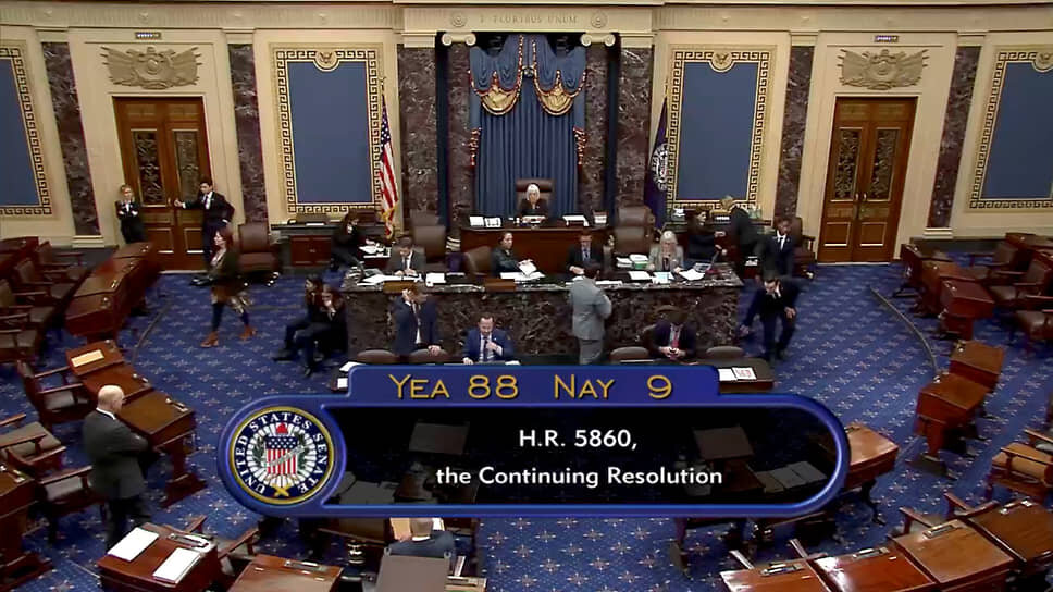 Фото: Senate Television / AP📷Сенат Конгресса США поддержал временный бюджет, сняв тем самым угрозу шатдауна, за проголосовали 88 сенаторов, против — 9