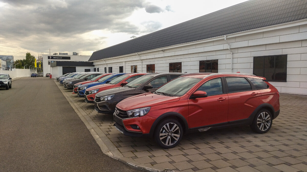 Чуть дальше находится и ряд совсем новых машин 2022 года.