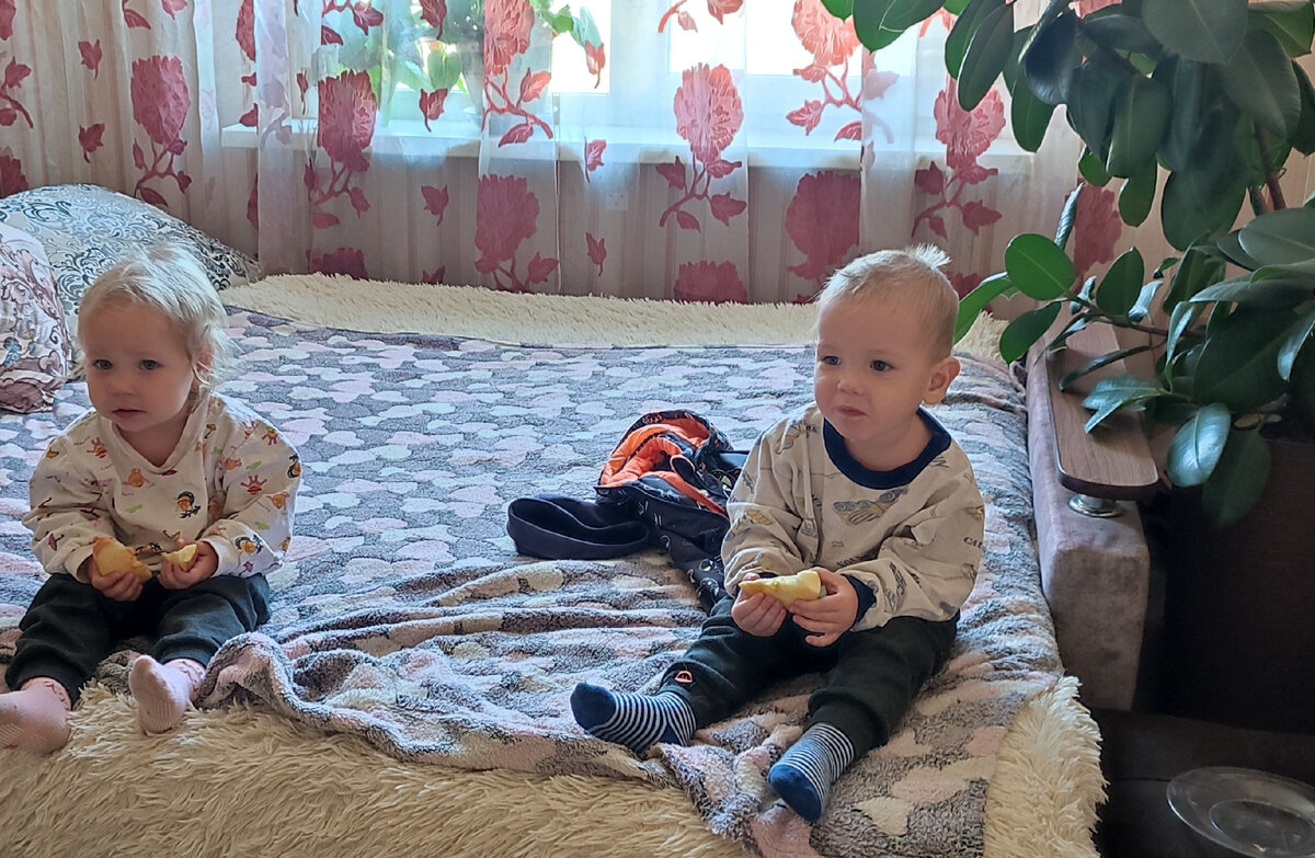 Двойняшки Мия и Дима смотрят мультики