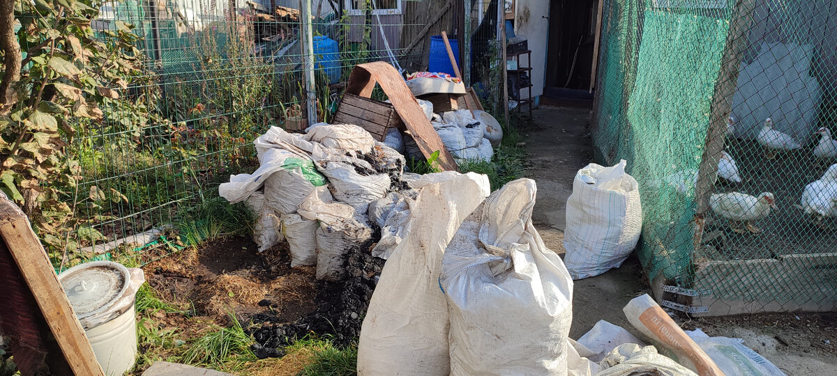 Наконец-то этот угол освободился и можно будет навести там порядок. 