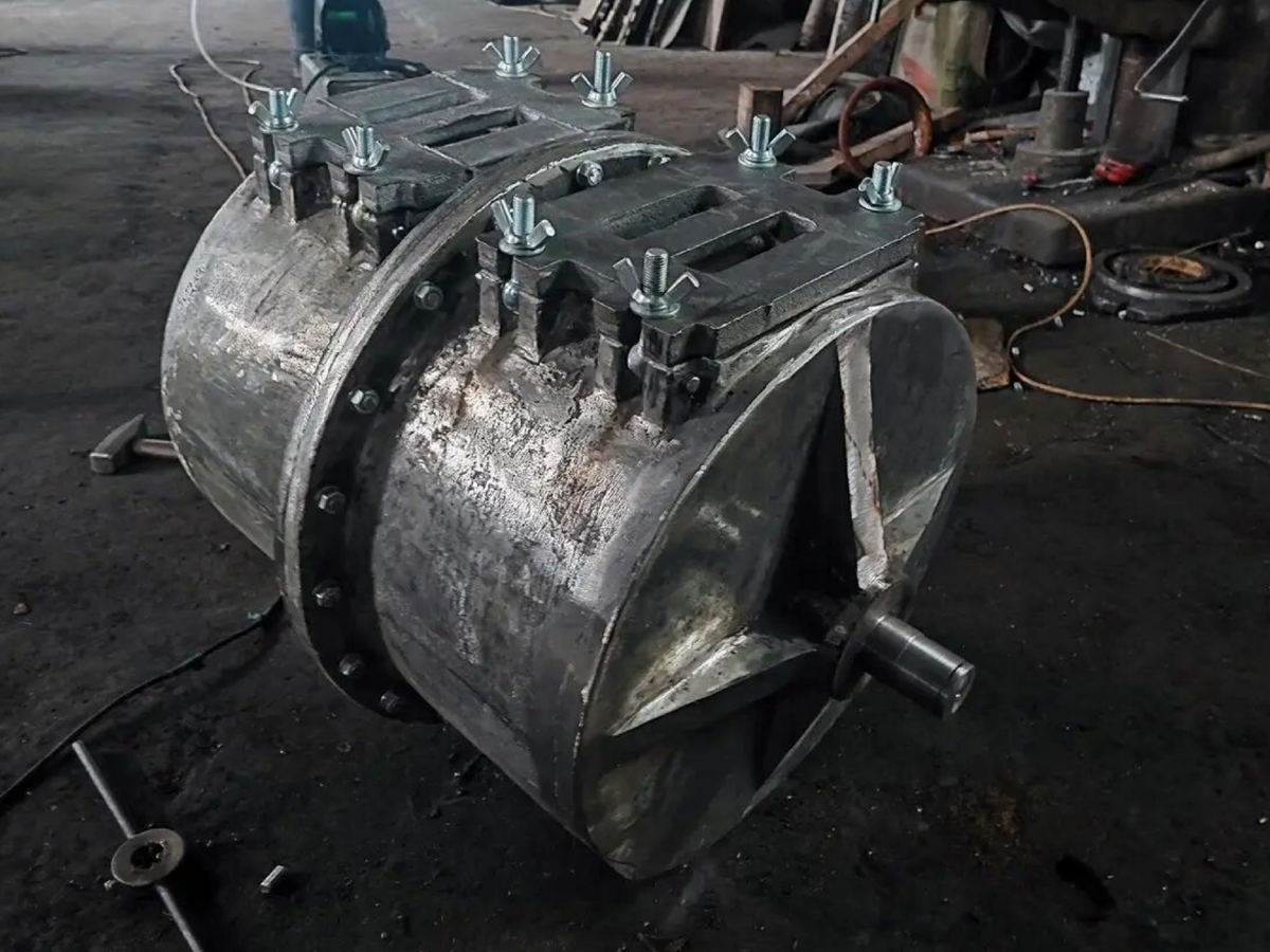 Корпус барабана шаровой мельницы. Секции барабана и крышки секций отлиты из стали Гадфильда (110Г13Л).